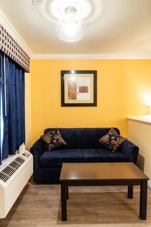 40-inch Smart TV with satellite channels, TV - Rodeway Inn & Suites Colton - Riverside (Colton)