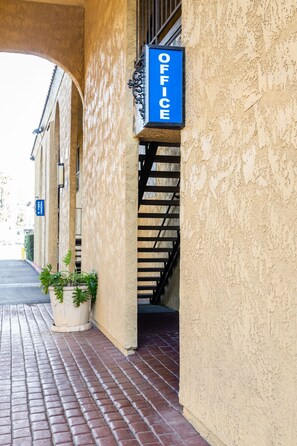 Exterior - Rodeway Inn & Suites Colton - Riverside (Colton)