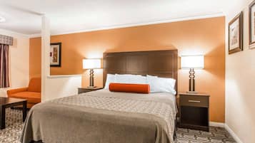 Een bureau, een laptopwerkplek, verduisterende gordijnen, gratis wifi