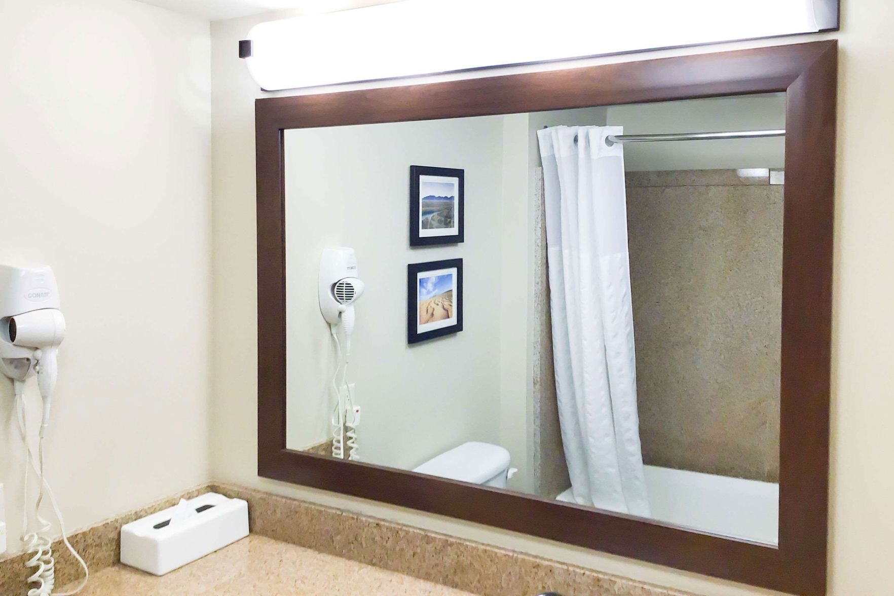 Bathroom | Combined shower/tub, free toiletries, hair dryer, towels