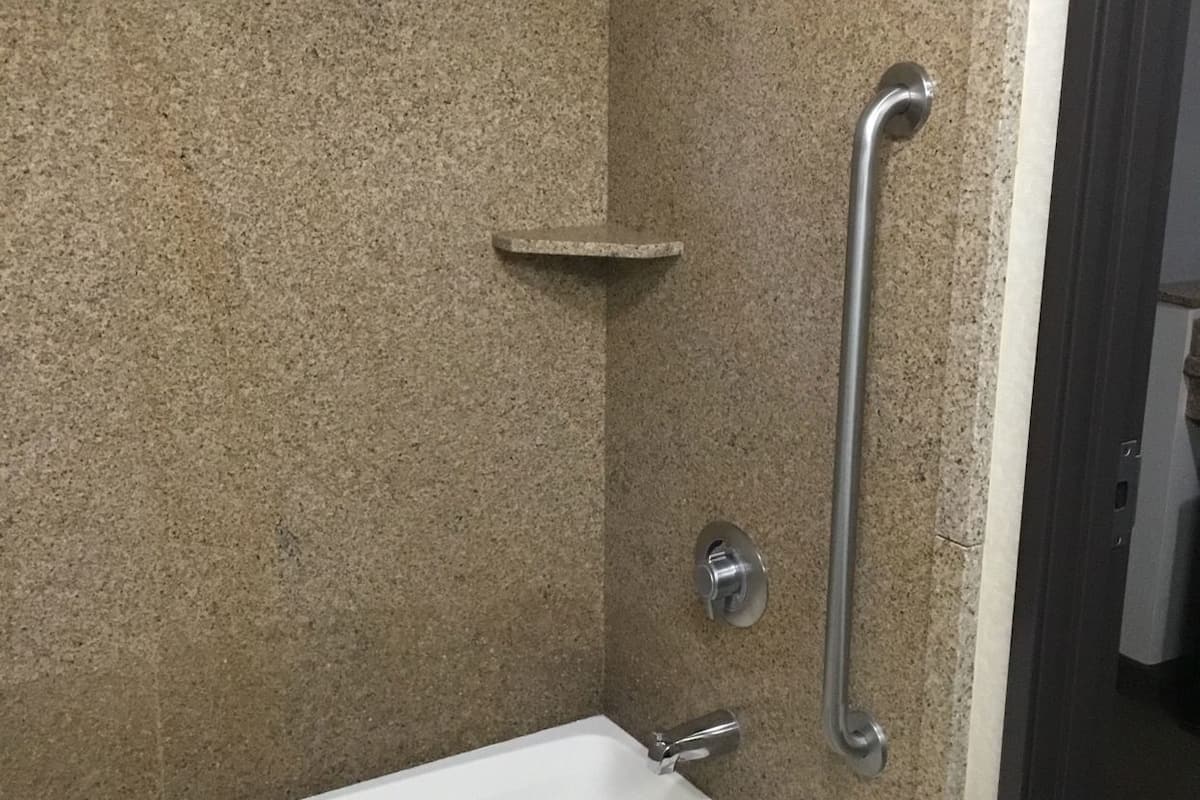 Bathroom | Combined shower/tub, free toiletries, hair dryer, towels