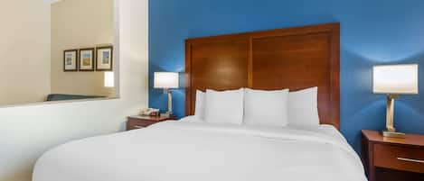 Suite, 1 letto king con divano letto, non fumatori | Biancheria da letto di alta qualità, postazione laptop, tende oscuranti