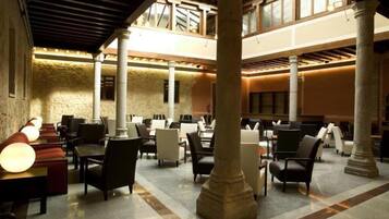 Serveert ontbijt en diner, lokale gerechten