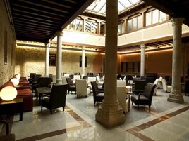 Breakfast and dinner served, local cuisine