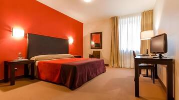 Een minibar, een kluis op de kamer, individueel gedecoreerd, een bureau