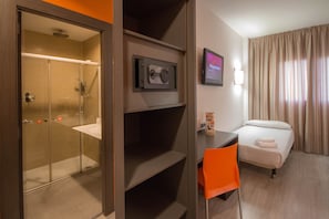 Dreibettzimmer, 3 Einzelbetten | Zimmersafe, Schreibtisch, schallisolierte Zimmer, kostenlose Babybetten