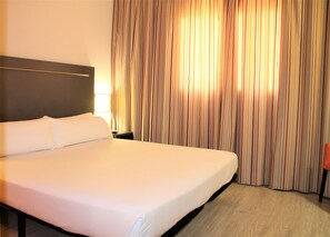 In-room safe, desk, soundproofing, free cribs/infant beds - H2 Fuenlabrada (Fuenlabrada)