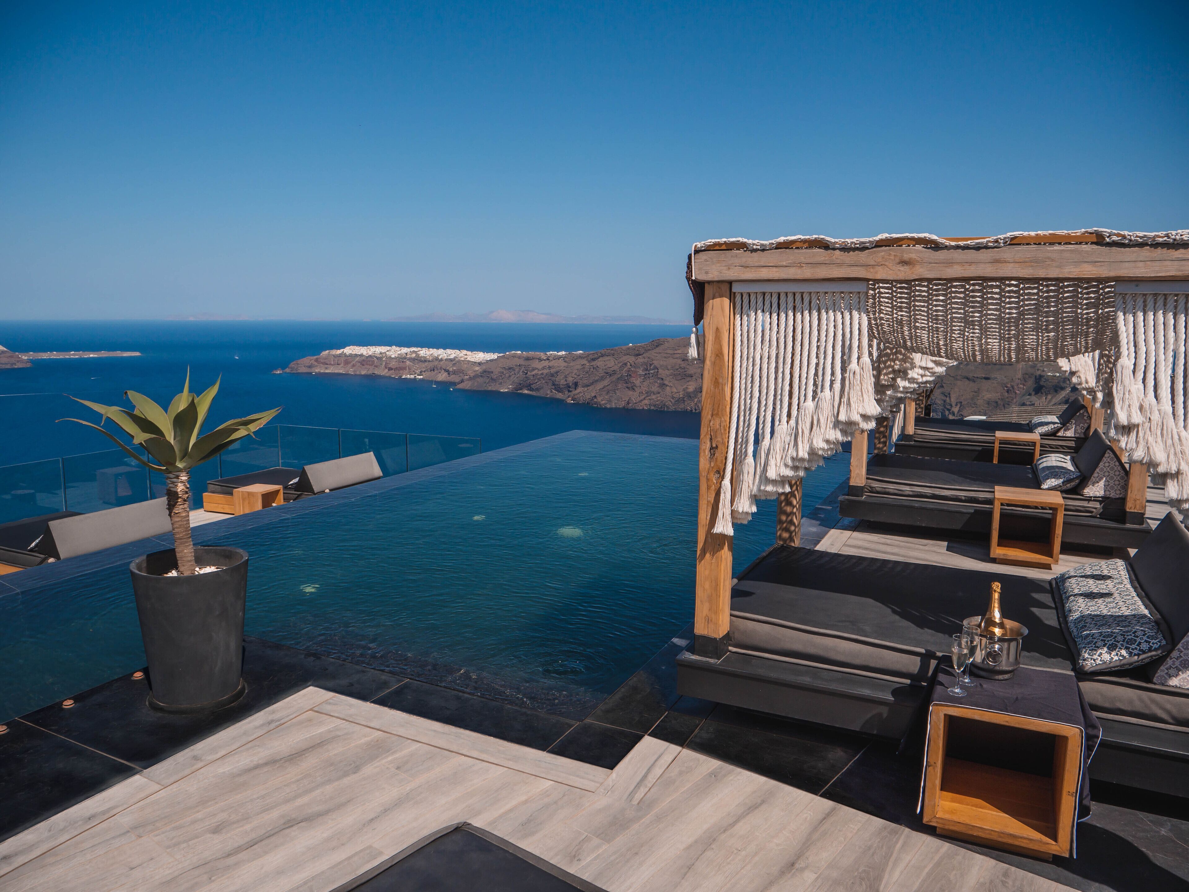 Seasonal outdoor pool, free cabanas, sun loungers