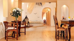 Living area - Galaxy Suites & Villas (Santorini)