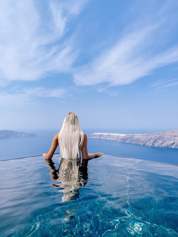 季節性室外游泳池，提供免費遮陽小屋和日光浴躺椅