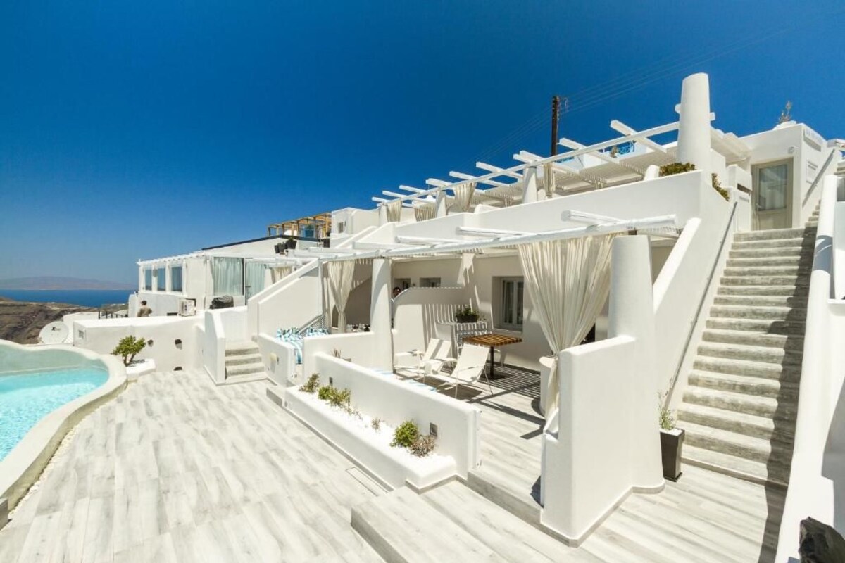 Honeymoon Suite with Outdoor Jacuzzi &Caldera view