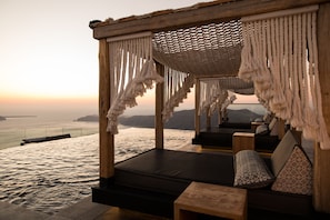 Seasonal outdoor pool, free cabanas, sun loungers