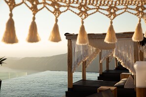 季節性室外游泳池，提供免費遮陽小屋和日光浴躺椅