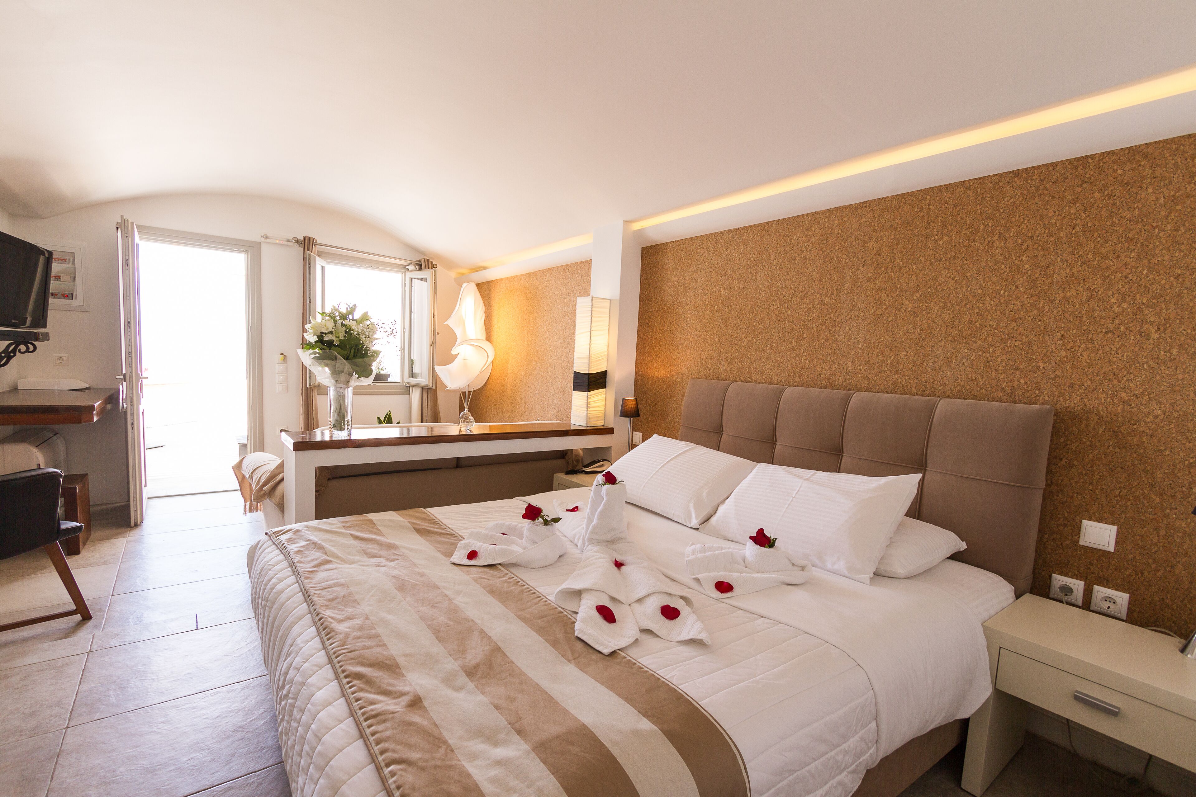 honeymoon suite, hot tub, sea view | 1 bedroom, premium bedding, in-room safe, individually decorated