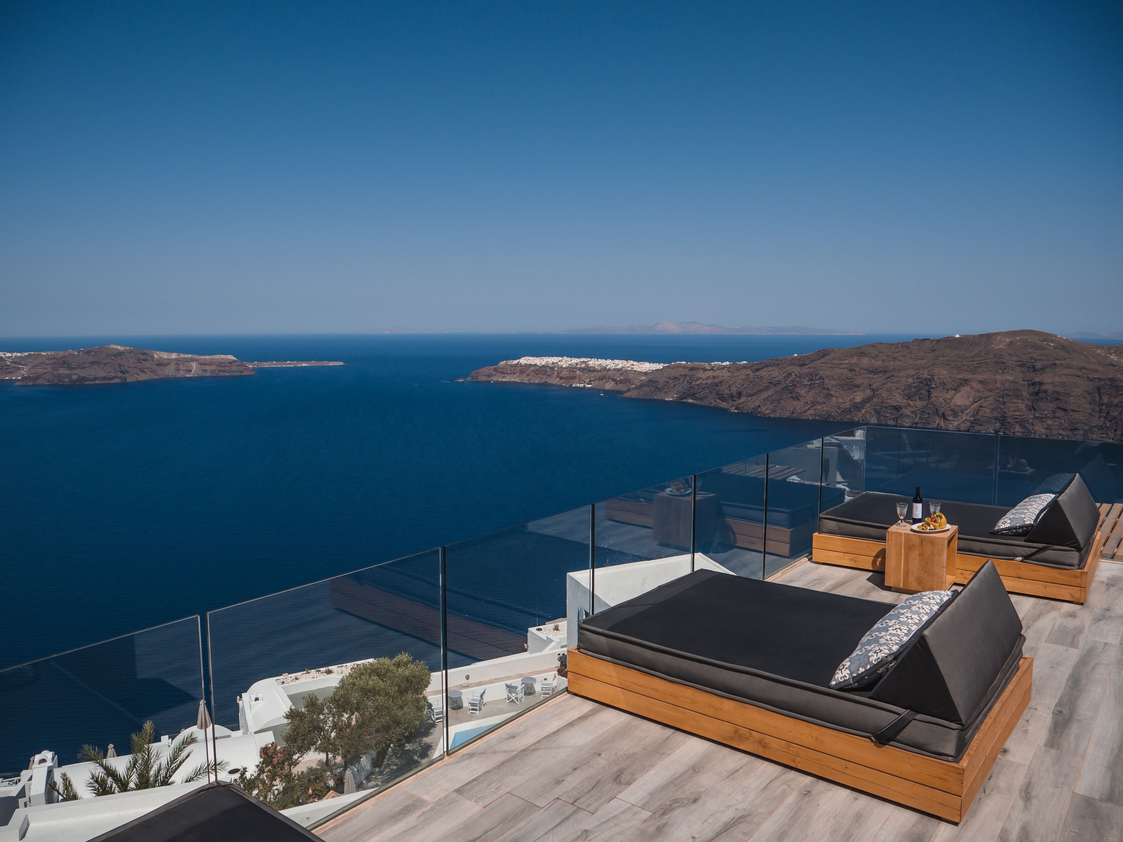 Terraço moderno no telhado com vista clara para o mar e ilhas distantes.