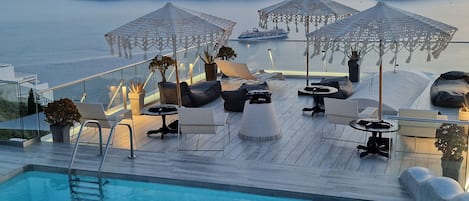 Seasonal outdoor pool, free pool cabanas, pool loungers