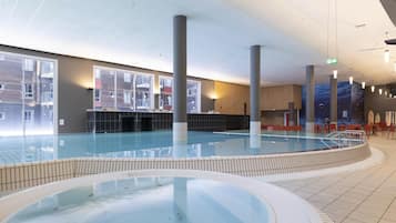 Kolam renang tertutup