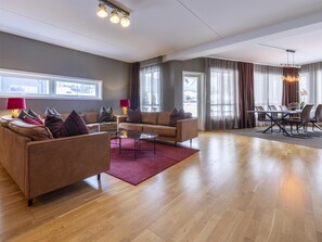 Ropa de cama hipoalergénica y caja de seguridad en la habitación 