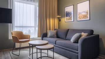 Familjerum - utsikt mot dalen | Allergitestade sÀngklÀder, vÀrdeförvaringsskÄp pÄ rummet och skrivbord