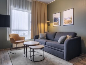 Ropa de cama hipoalergénica y caja de seguridad en la habitación 