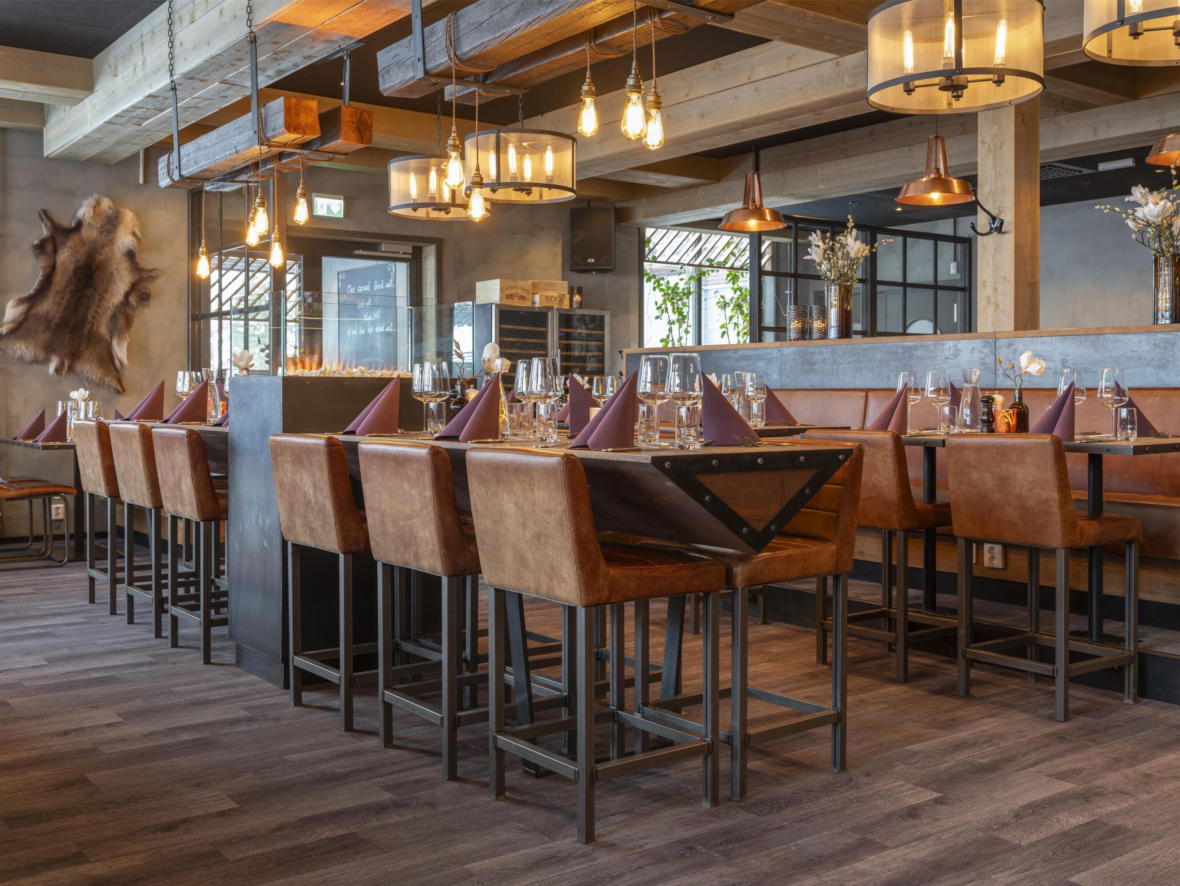 4 restaurants; breakfast, lunch, and dinner served