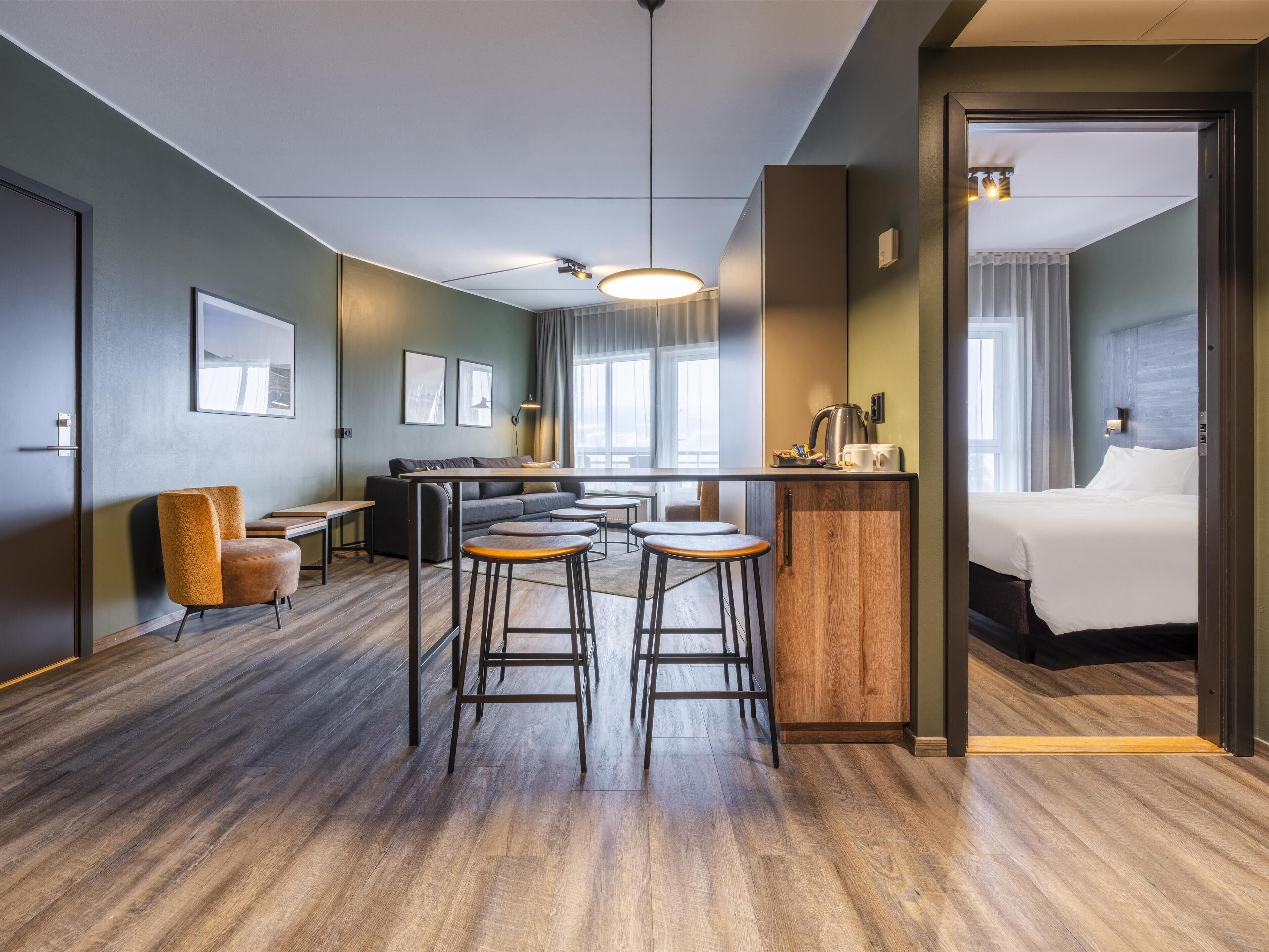 Familierom, dalutsikt | Allergitestet sengetøy, safe på rommet, skrivebord og blendingsgardiner