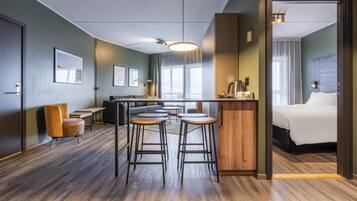 Familierom, dalutsikt | Allergitestet sengetøy, safe på rommet, skrivebord og blendingsgardiner