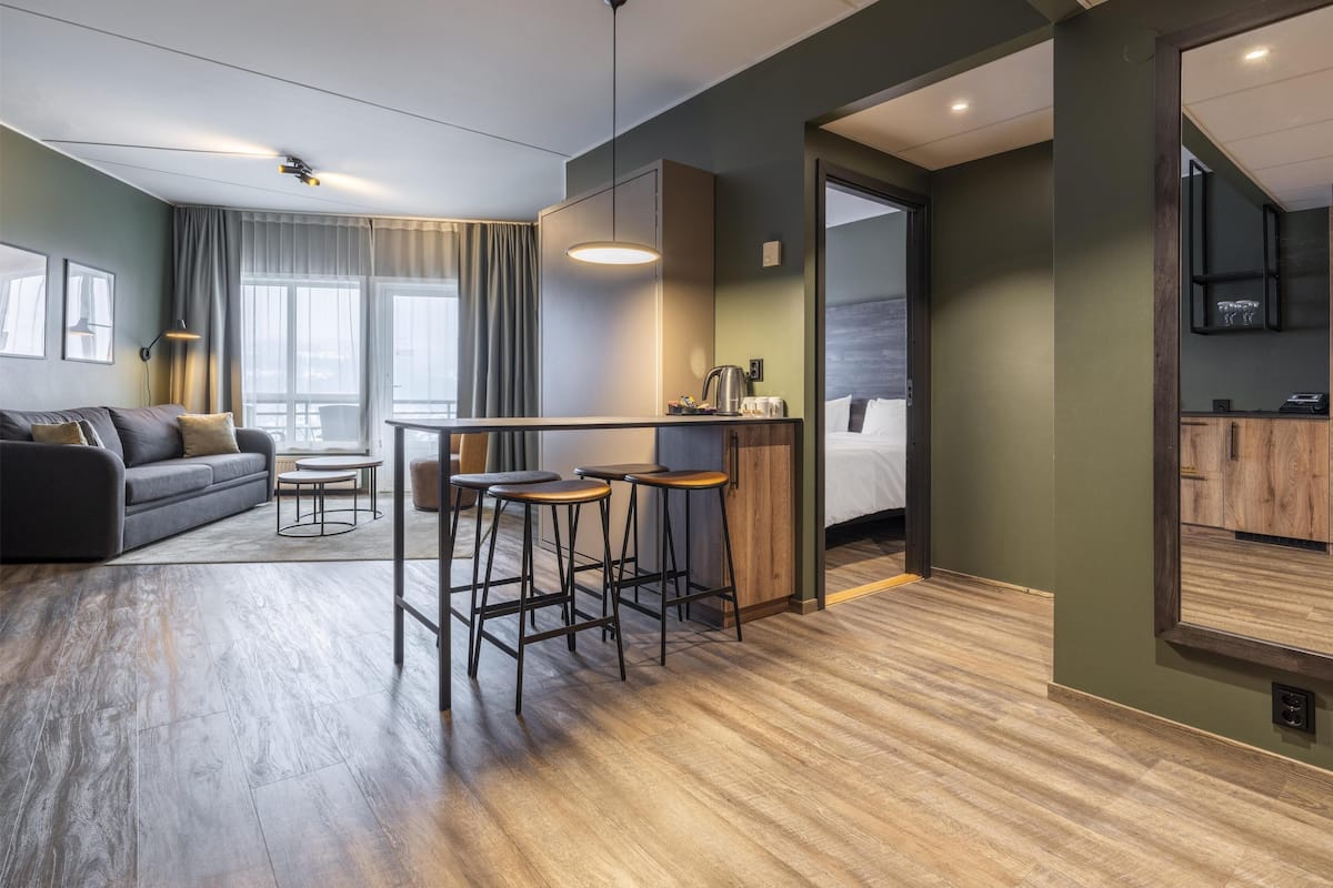 Family Room, Valley View | Hypo-allergenic bedding, in-room safe, desk, blackout drapes