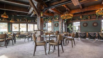 3 bars/lounges, sports bar, sports bar