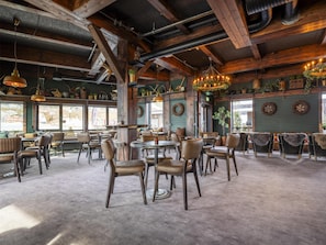 3 bars/lounges, sports bar, sports bar