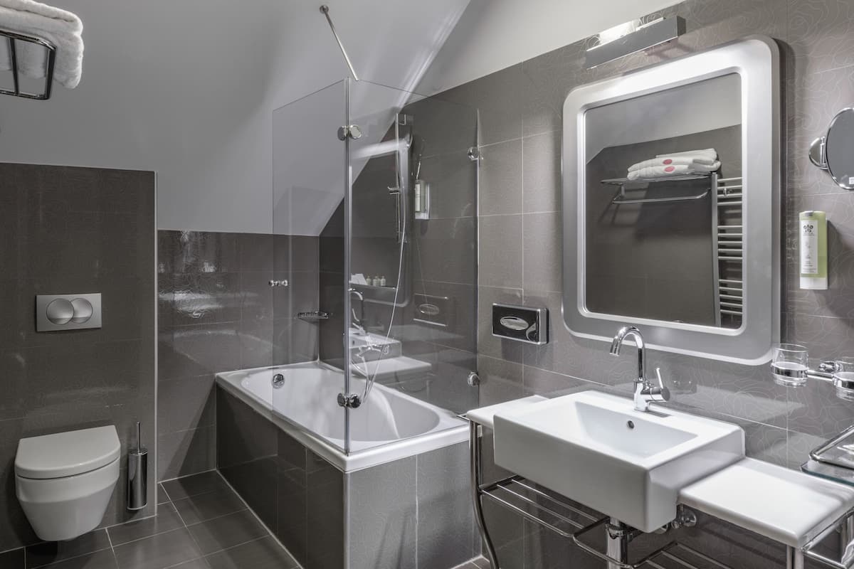 deluxe room | bathroom | free toiletries, hair dryer, bathrobes, slippers