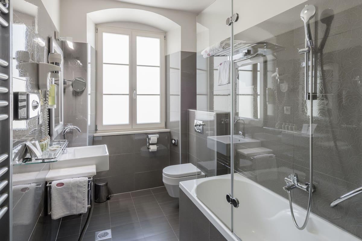 double room | bathroom | free toiletries, hair dryer, bathrobes, slippers