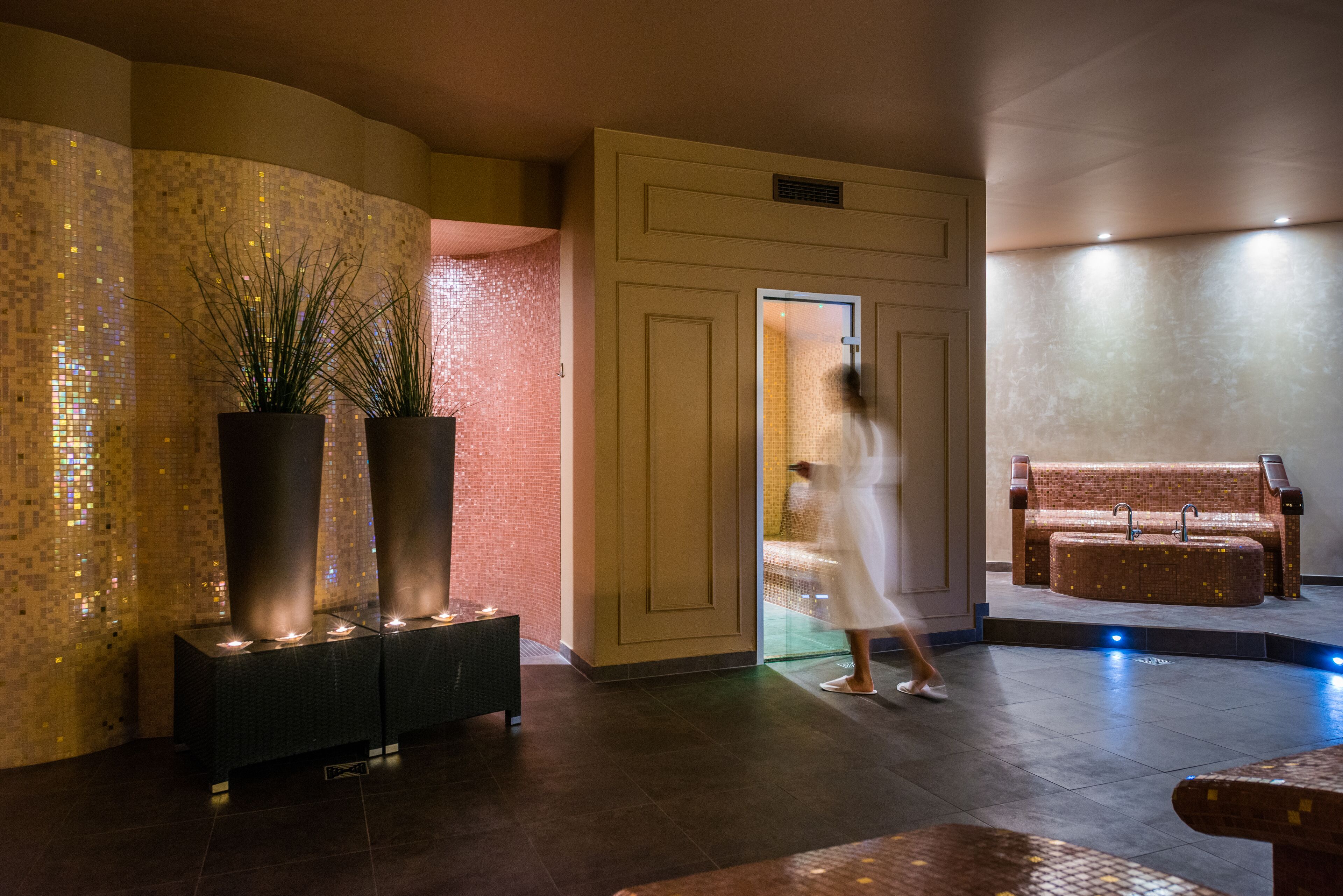 sauna, hot tub, steam room, body treatments, aromatherapy, body scrubs