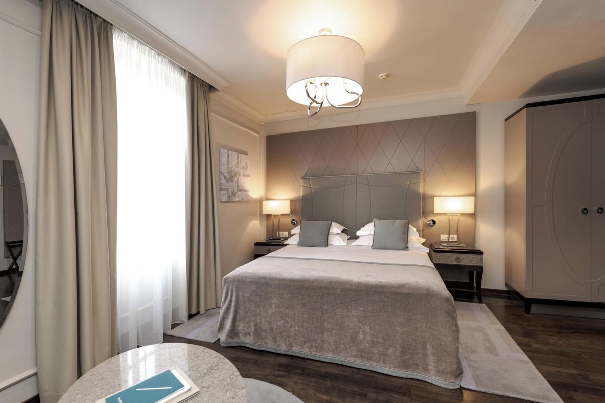 Down comforters, minibar, in-room safe, desk