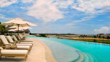 室外游泳池,開放時間為 7:30 至 19:30,提供泳池遮陽傘和日光浴躺椅