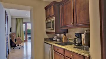 Studio, 1 King or 2 Queen Size Bed, Ocean View | 私人廚房 | 大型冰箱、微波爐、爐台、咖啡機/沖茶器