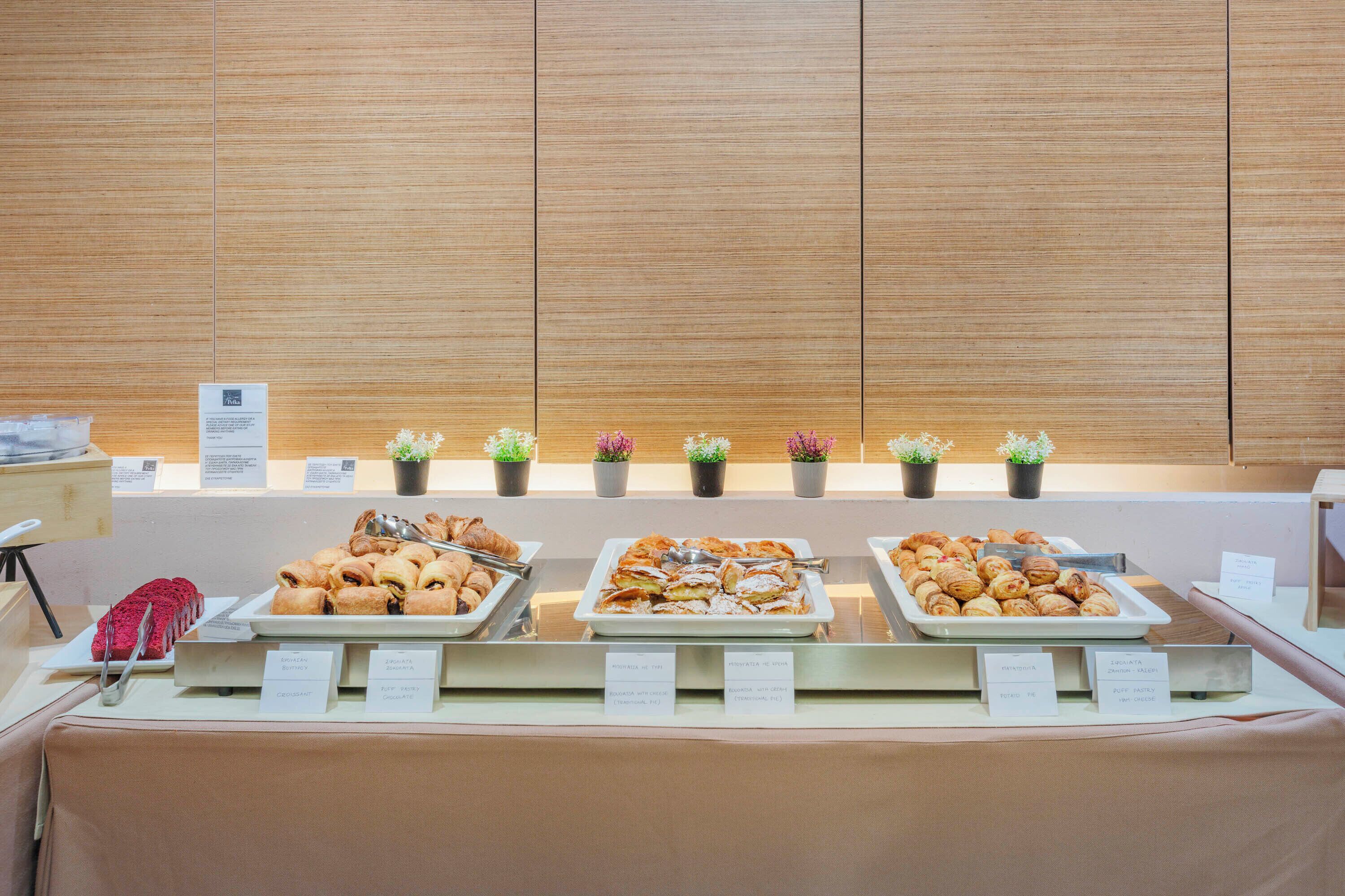 Petit déjeuner buffet (7 EUR par personne)