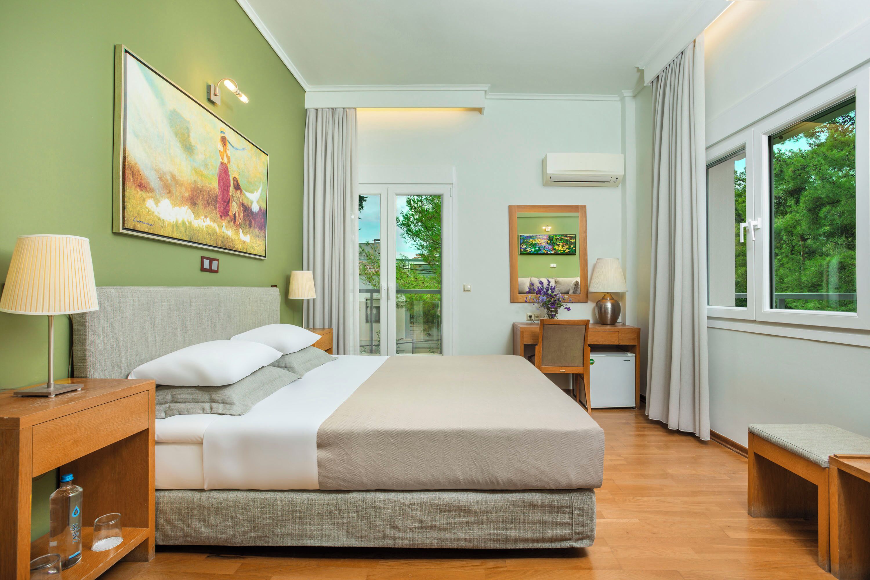 Minibar, coffres-forts dans les chambres, fer et planche à repasser