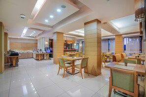 Petit déjeuner buffet (7 EUR par personne)