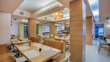 Tägliches Frühstücksbuffet (7 EUR pro Person)