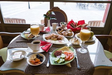 Desayuno buffet. Mainalon Resort