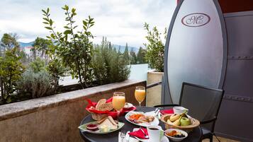 Premium bedding, in-room safe, individually decorated