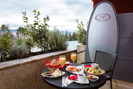 Premium bedding, in-room safe, individually decorated