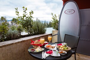 Premium bedding, in-room safe, individually decorated