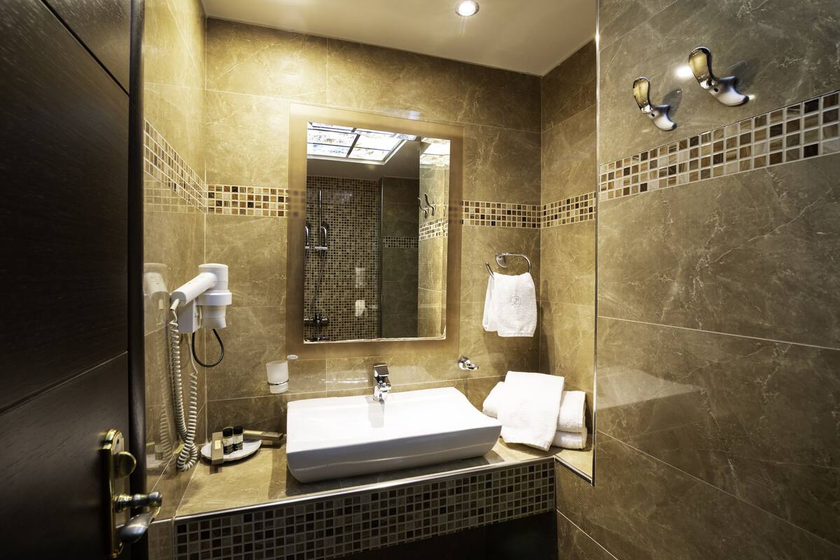 shower, rainfall showerhead, free toiletries, hair dryer