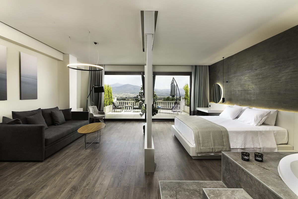 Panorama studio suite, 1 kingsize bed | 1 slaapkamer, een minibar met enkele gratis items, een kluis op de kamer