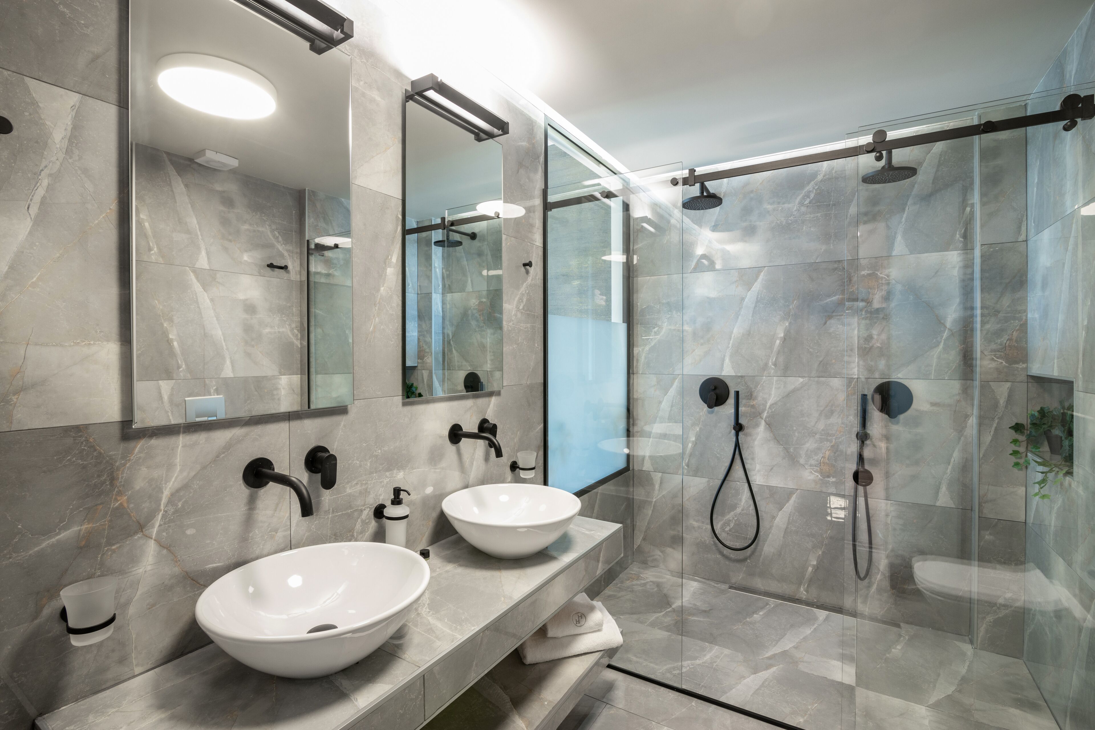 panoramic studio suite, 1 king bed | bathroom | shower, rainfall showerhead, free toiletries, hair dryer