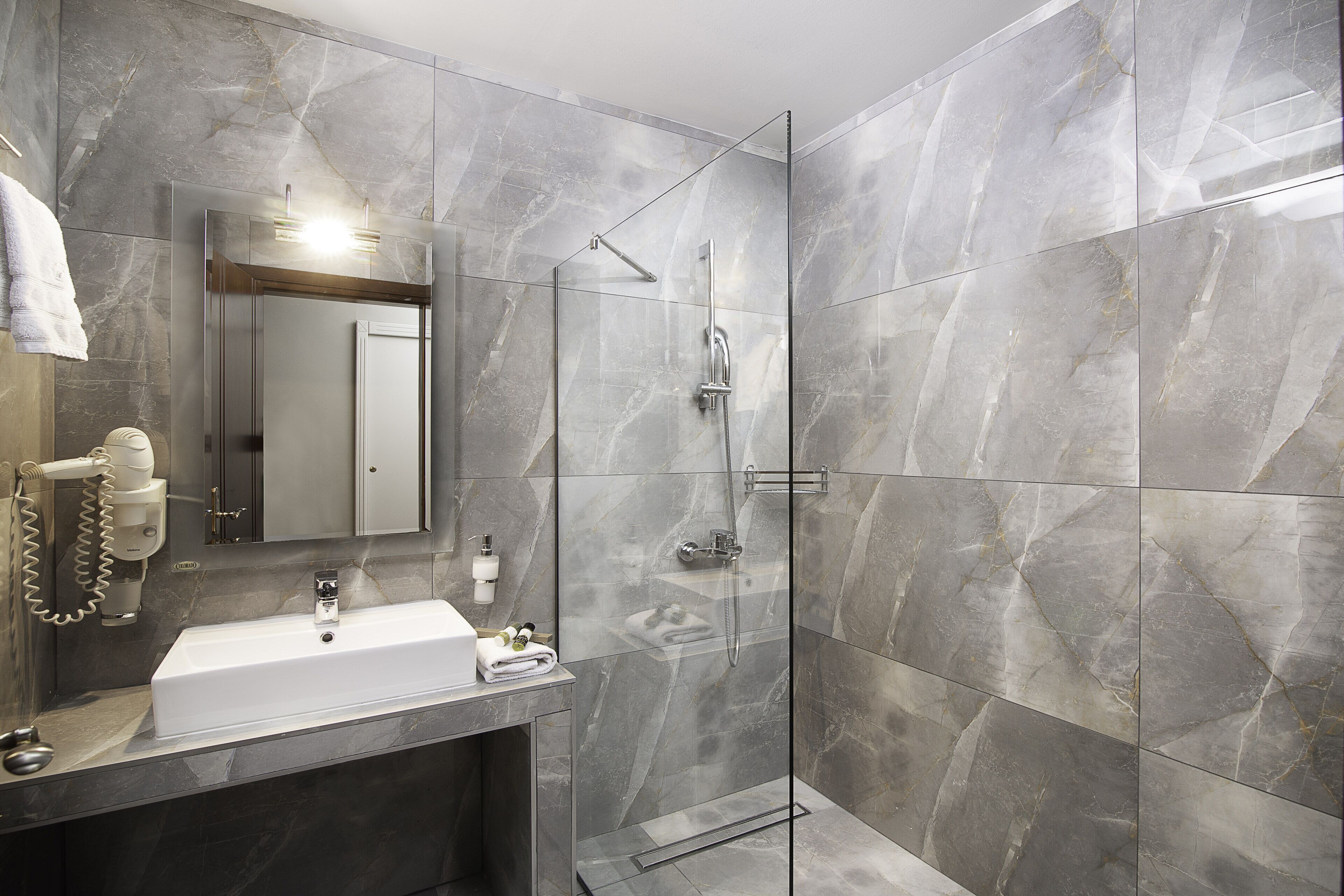 shower, rainfall showerhead, free toiletries, hair dryer