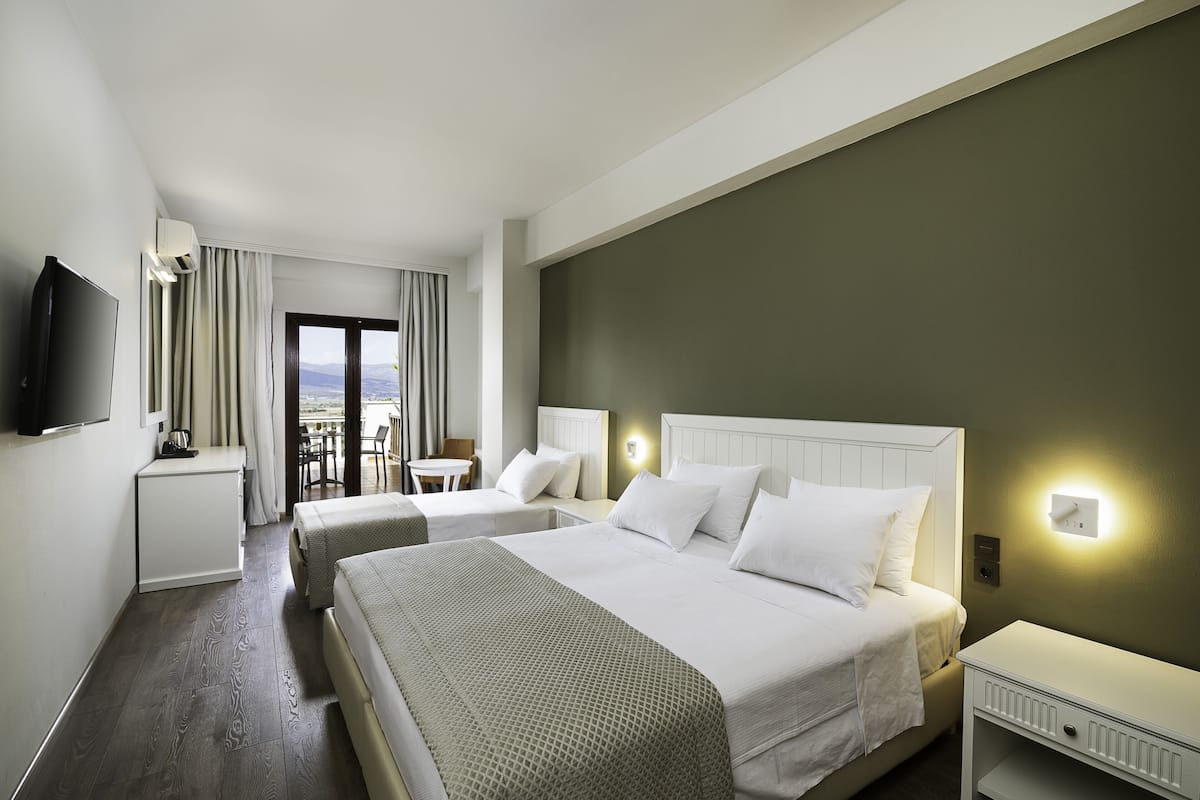 Superior driepersoonskamer | 1 slaapkamer, een minibar met enkele gratis items, een kluis op de kamer