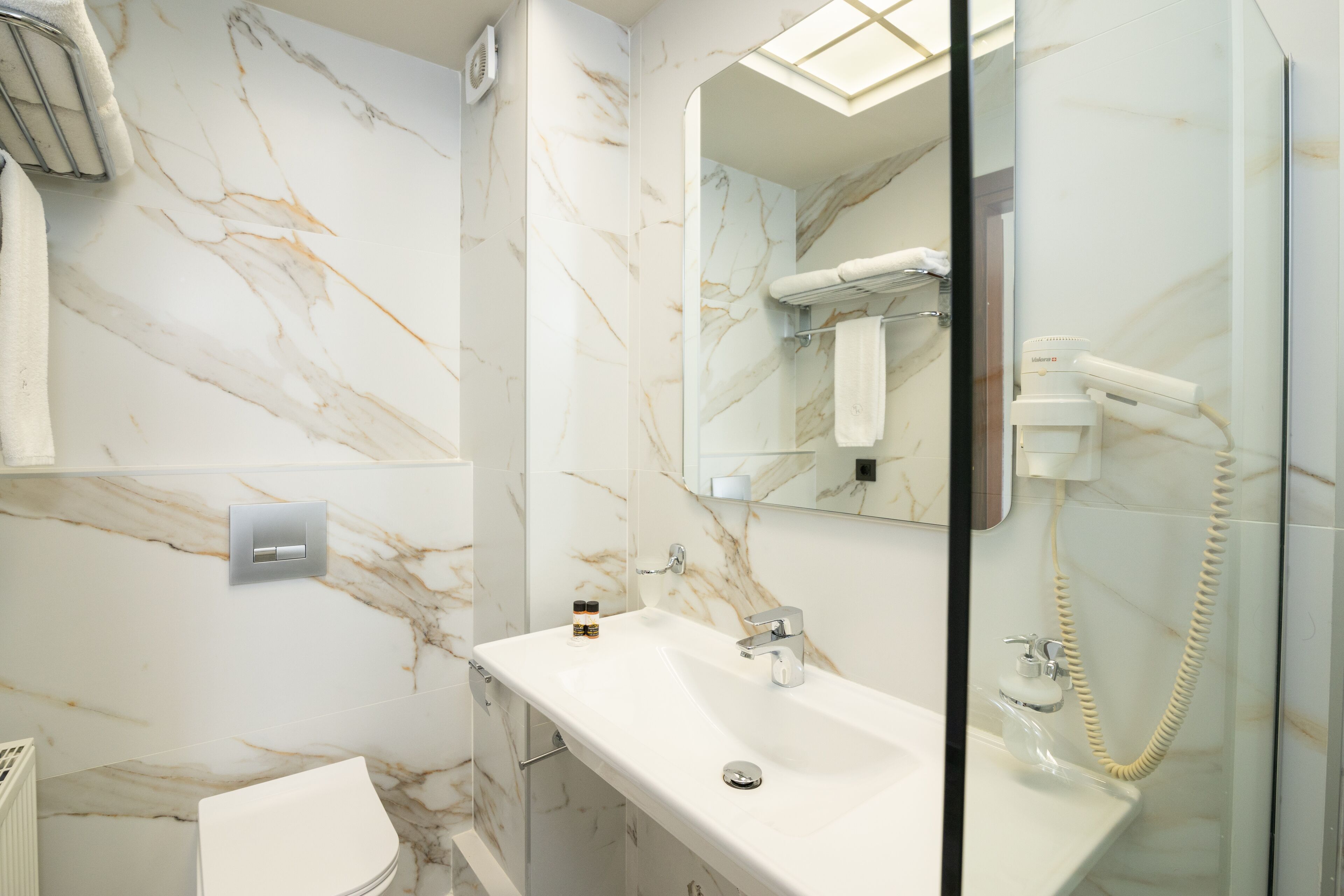 shower, rainfall showerhead, free toiletries, hair dryer